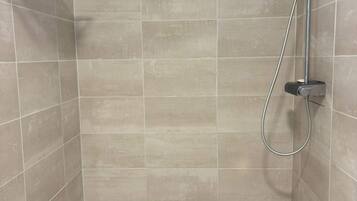 Secador de cabelo, toalhas de banho