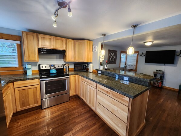 Fridge, microwave, oven, stovetop - Ellensburg Cottage *2024 UPDATE  (Ellensburg)