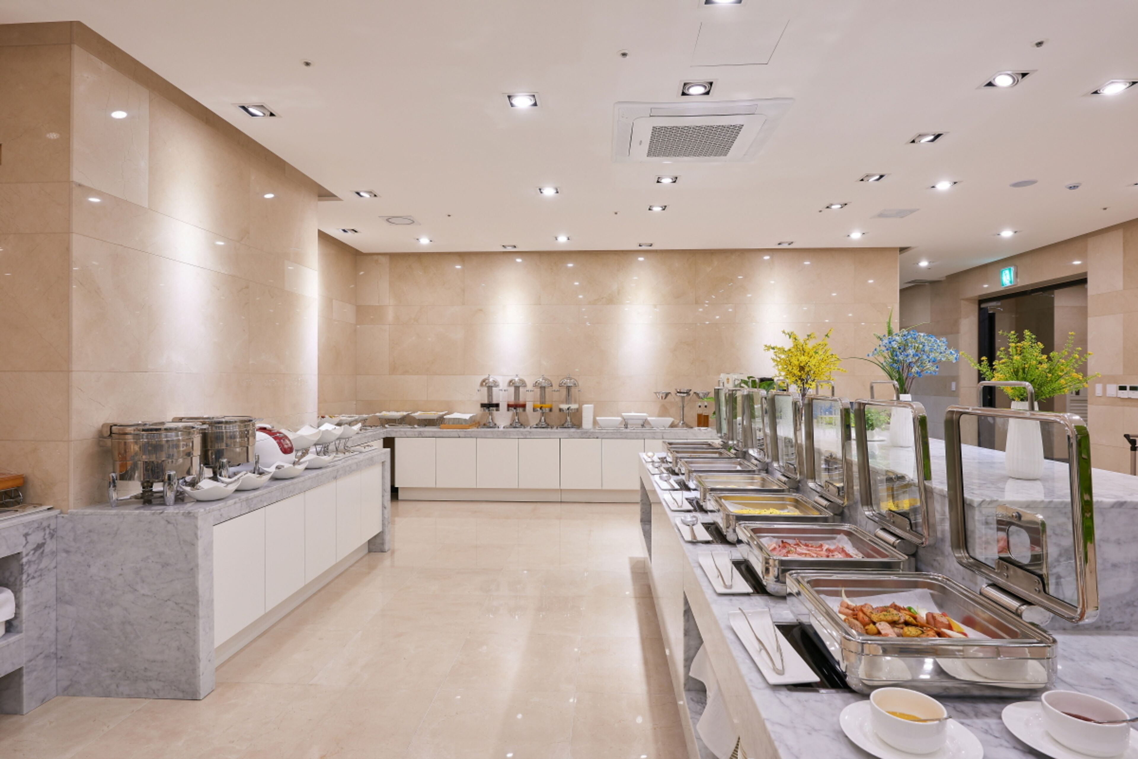 Daily buffet breakfast (KRW 13000 per person)
