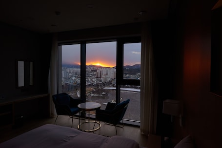Premium bedding, in-room safe, blackout drapes, free WiFi