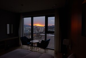 Kaliteli yatak takımı, odada kasa, güneşlik/perde 