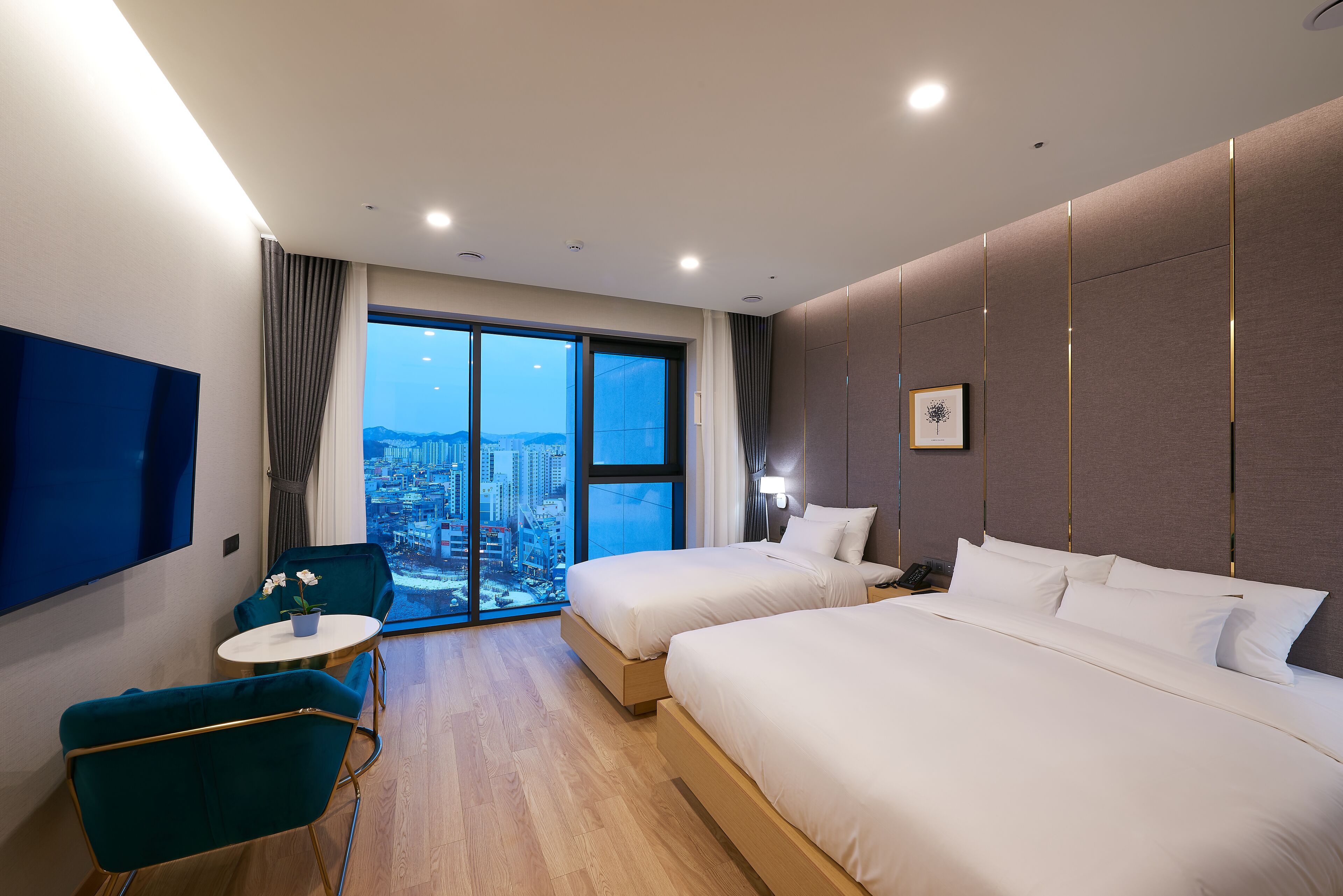 premium bedding, in-room safe, blackout curtains, free wifi