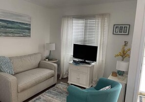 TV, DVD player - Lighthouse Cottage DOG FRIENDLY -Historic District (Beaufort)