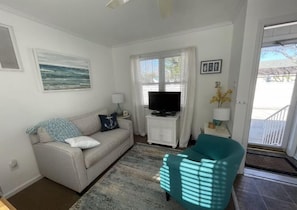 TV, DVD player - Lighthouse Cottage DOG FRIENDLY -Historic District (Beaufort)