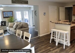 Een smart-tv, een open haard, videogames en een dvd-speler