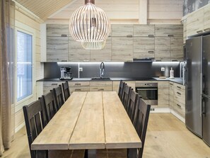 Kylskåp, mikrovågsugn, diskmaskin och grytor/köksredskap