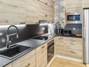 Kjøleskap, mikrobølgeovn, oppvaskmaskin og kjøkkenutstyr