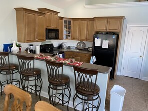 冷蔵庫、電子レンジ、オーブン、コンロ