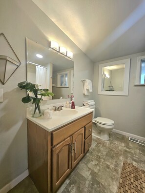 Combined shower/bathtub, hair dryer, towels, soap