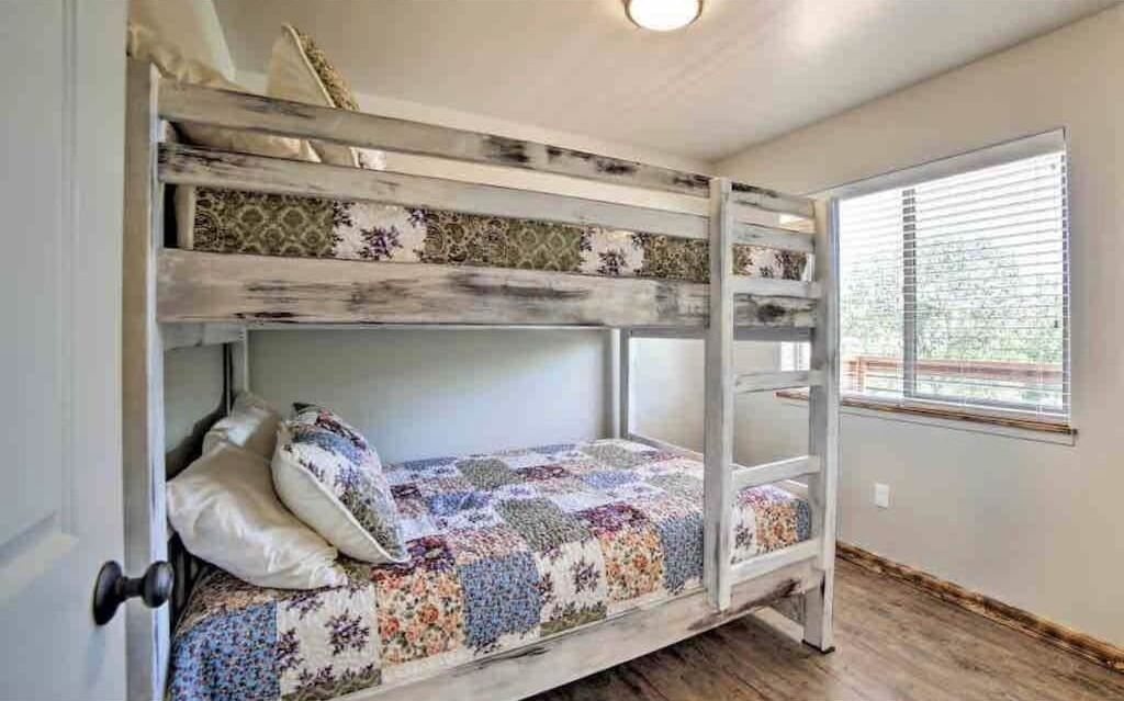 2 dormitorios, tabla de planchar con plancha, wifi gratis y ropa de cama