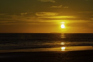 Na praia, espreguiçadeiras, toalhas de praia