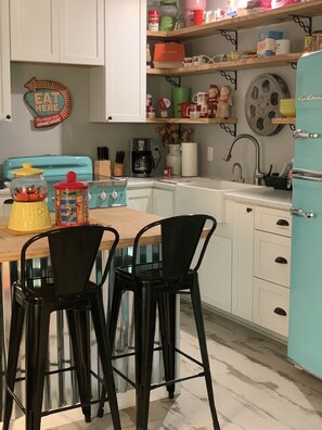 Fridge, microwave, oven, stovetop - Apartment with Loft (Brookhaven)