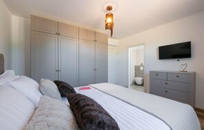 3 bedrooms, in-room safe, travel cot, free WiFi