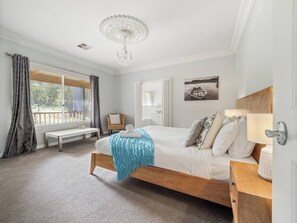 6 habitaciones, tabla de planchar con plancha, wifi y ropa de cama 