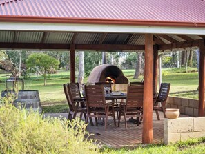 Outdoor dining - Burton Farmhouse Reconnect with Nature and Family (Wilyabrup)