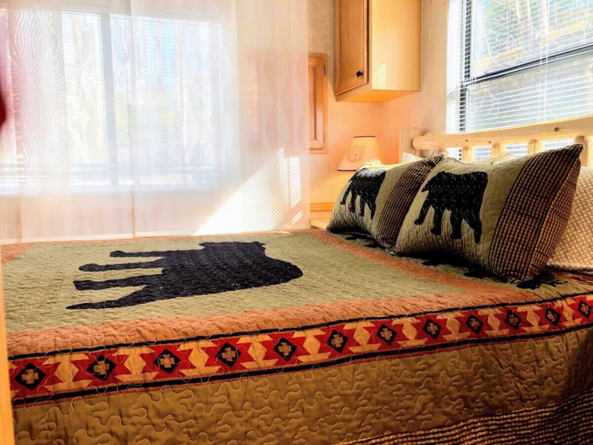 1 habitación, tabla de planchar con plancha y ropa de cama 