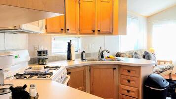 Fridge, oven, stovetop, coffee/tea maker
