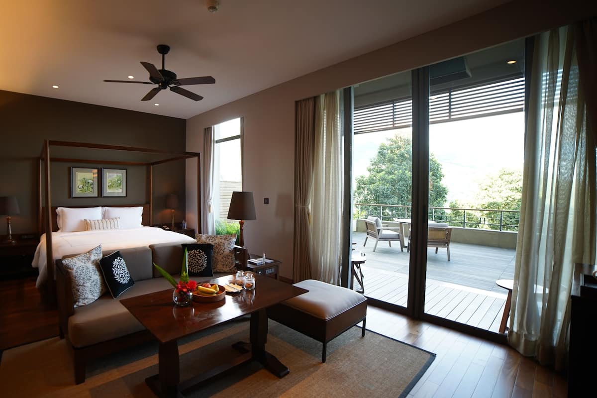 ห้องแกรนด์, เตียงคิงไซส์ 1 เตียง, วิวหุบเขา (Luxury with Deck) | เครื่องนอนระดับพรีเมียม, ผ้านวมขนเป็ด, เตียงพร้อมฟูกเสริมที่นอน