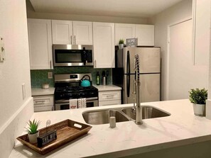 Refrigerador, microondas, lavavajillas y cafetera y tetera 