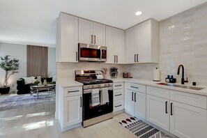 ثلاجة، ميكروويف، فرن، موقد طهي مسطح