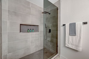 Baignoire, sĂšche-cheveux, serviettes fournies, savon