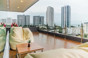 Bar (on property) - The Rizin Hotel Phratumnak (Pattaya)