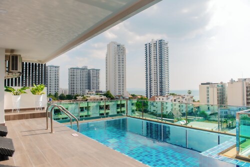 The Rizin Hotel Phratumnak