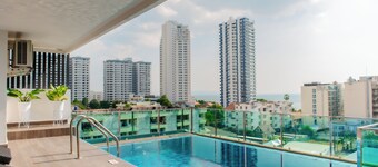 The Rizin Hotel Phratumnak