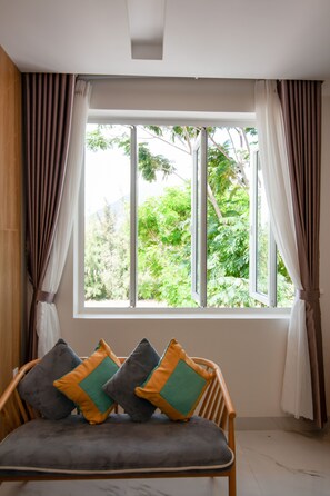 32-inch Smart TV with cable channels, TV - The View Hotel (Cam Lam)