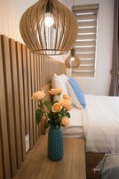 Ropa de cama de alta calidad, colchones con efecto memoria y minibar 