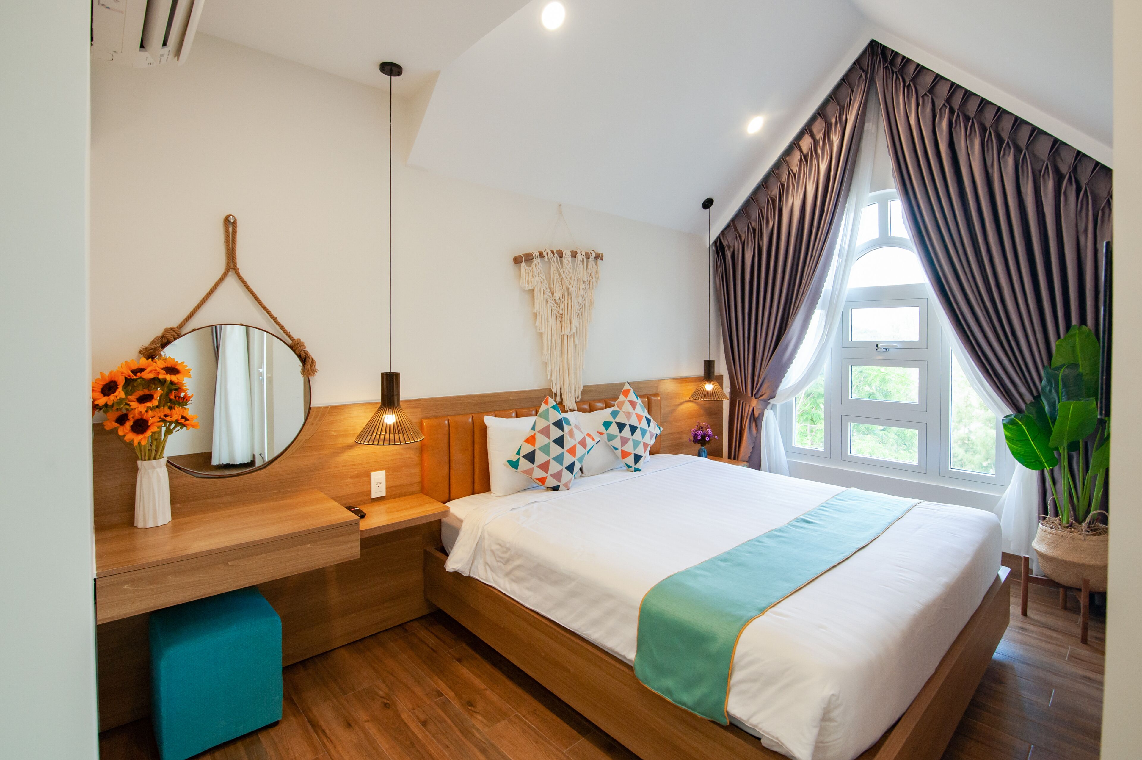 Ropa de cama de alta calidad, colchones con efecto memoria y minibar 