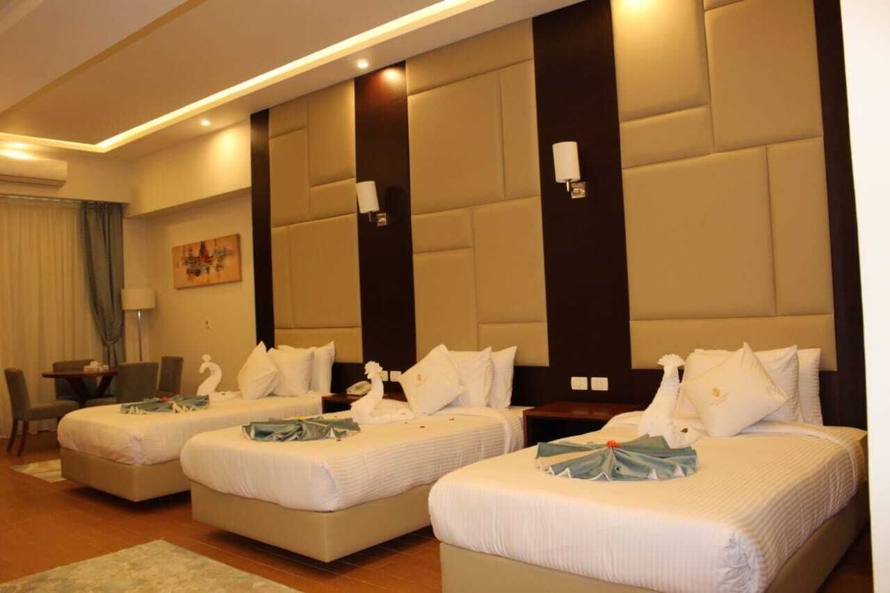 Habitación triple (Side Sea View and Garden View) | Sábanas de algodón egipcio y ropa de cama de alta calidad 