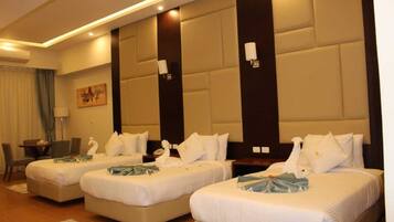 Habitación triple (Side Sea View and Garden View) | Sábanas de algodón egipcio y ropa de cama de alta calidad