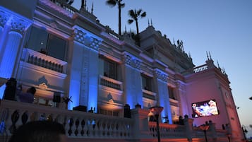 Fachada da propriedade à noite