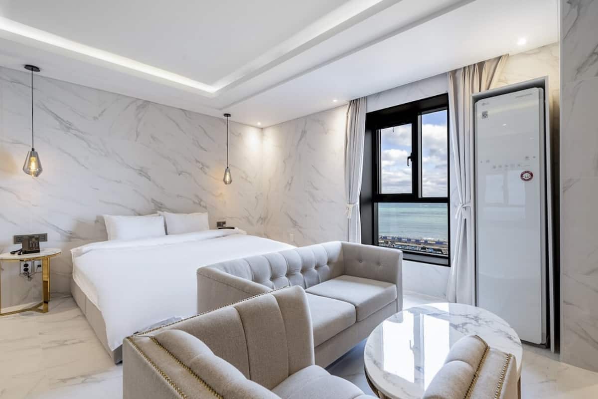 junior suite | 1 bedroom, premium bedding, down duvets, desk