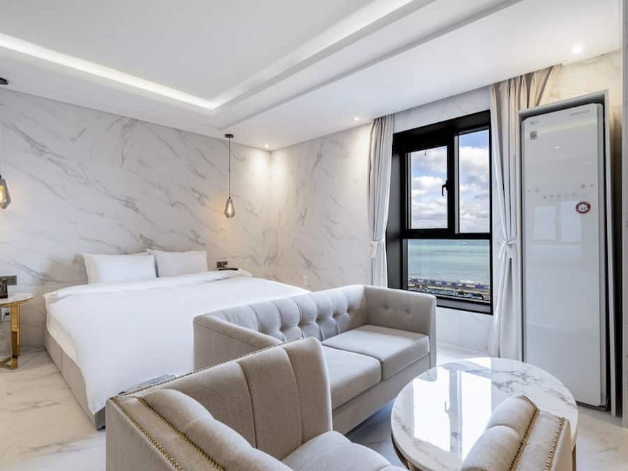 Junior Suite | Premium bedding, down duvets, desk, soundproofing