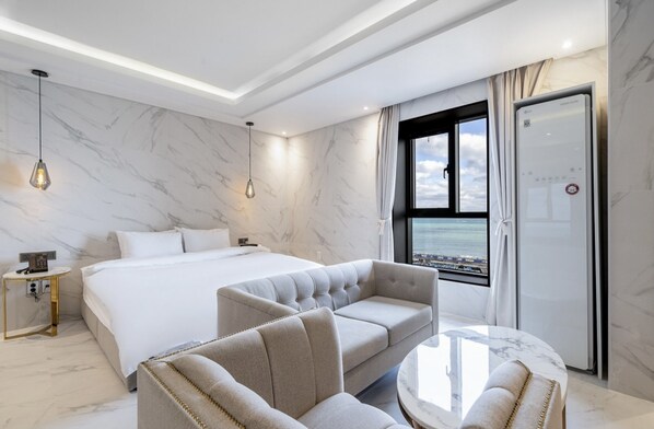 Ropa de cama de alta calidad, cubrecamas y escritorio