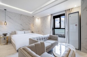 Junior Suite | Premium bedding, down comforters, desk, soundproofing