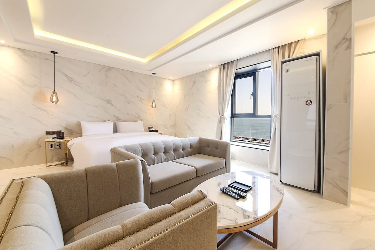 junior suite | 1 bedroom, premium bedding, down duvets, desk