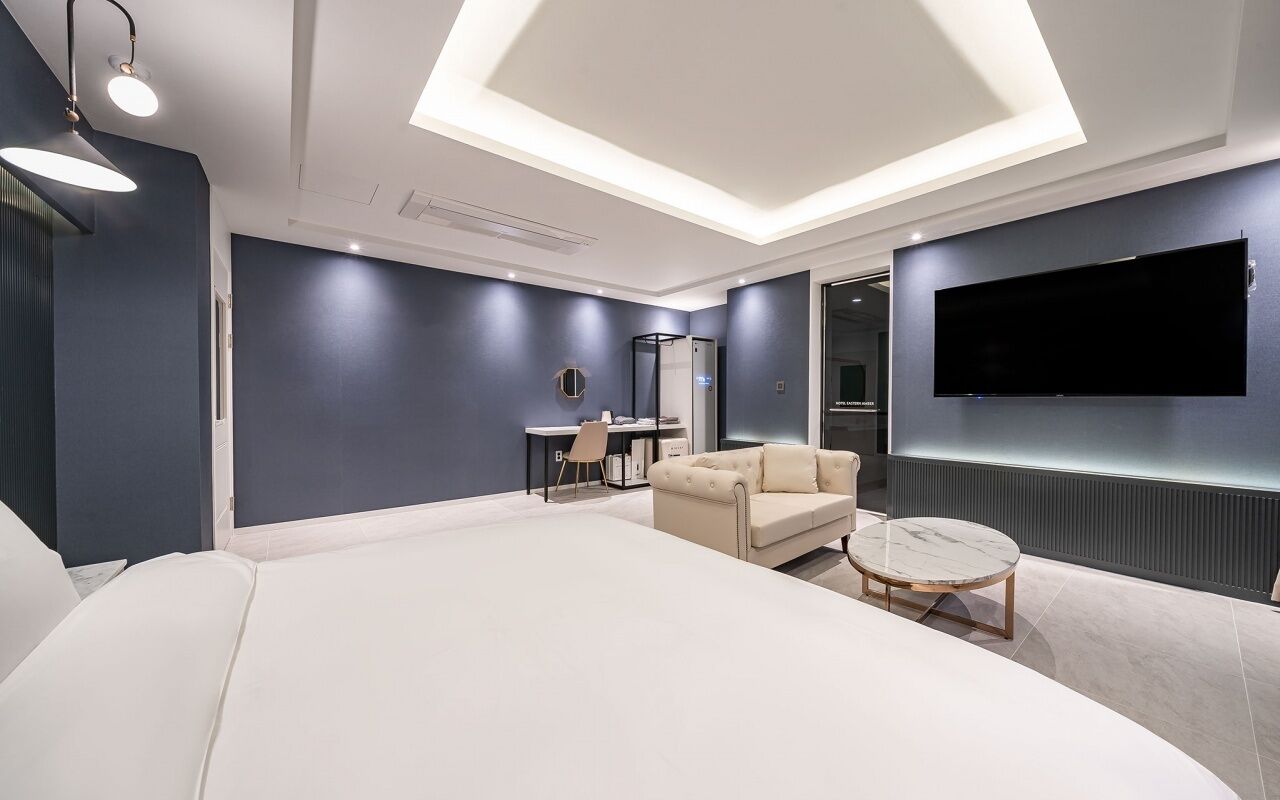 Presidential Suite | Premium bedding, down comforters, desk, soundproofing