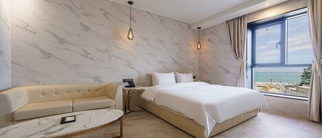 1 habitación, ropa de cama de alta calidad, cubrecamas y escritorio