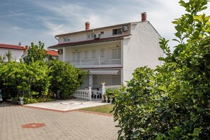 Exterior - The Apartment Daisy is in an excellent location, close to Rab . (Rab)