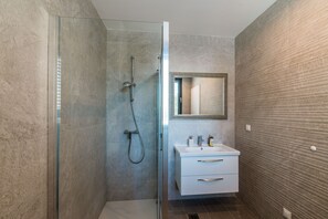 Apartment (Apartment LuNi - Three Bedroom Apartm) | Badezimmer