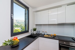 Lägenhet (Apartment LuNi - Three Bedroom Apartm) | Eget kök | Kylskåp, mikrovågsugn, spishäll och diskmaskin