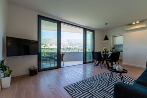 Appartement (Apartment LuNi - Three Bedroom Apartm) | Salle de séjour | Télévision