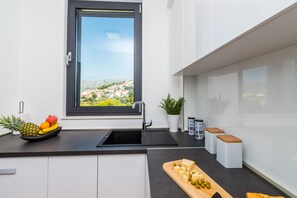 Lägenhet (Apartment LuNi - Three Bedroom Apartm) | Eget kök | Kylskåp, mikrovågsugn, spishäll och diskmaskin