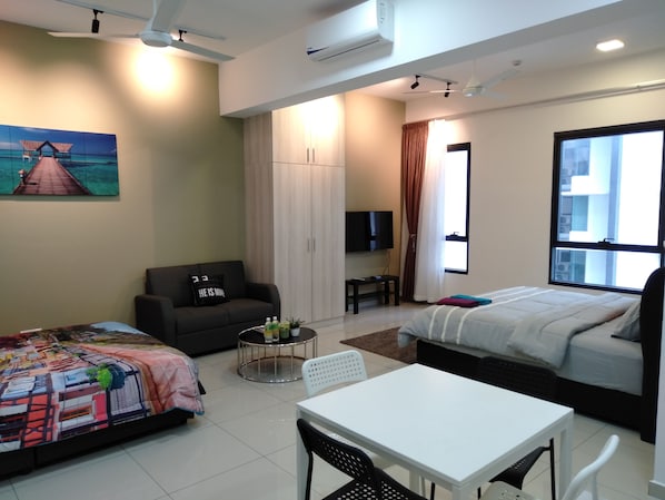 Habitación cuádruple Elite | Escritorio, espacio para trabajar con laptop y cortinas blackout 