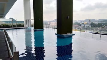 Una piscina cubierta