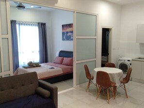 Habitación triple Elite | Escritorio, espacio para trabajar con laptop y cortinas blackout 