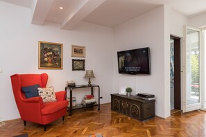 Apartment (Apartment Dubo - One Bedroom Apartmen) | Living room | Flat-screen TV